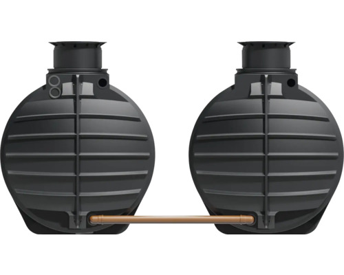 Zwei Kunststoff Regenwassertanks verbunden mit einem Rohr