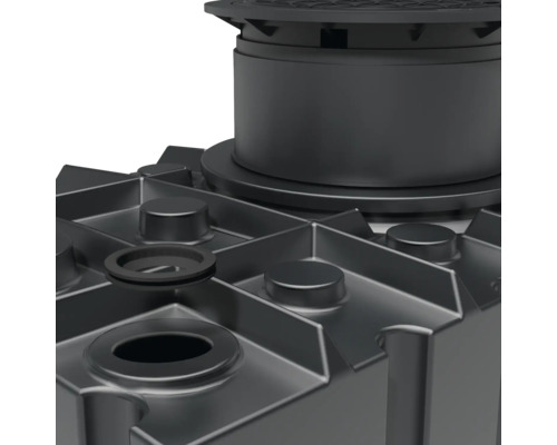 Detailaufnahme eines Regenwassertanks mit Einlaufstutzen