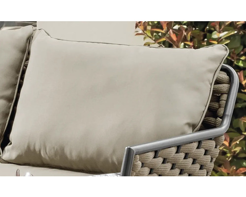 Coussin décoratif sur un fauteuil de jardin