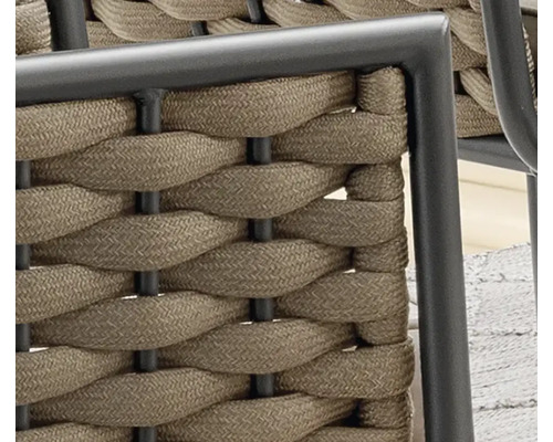 Vue détaillée d''une chaise de jardin tressée avec cadre métallique.