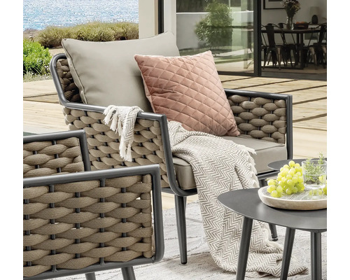 Aménagement de meubles de jardin avec deux fauteuils et une table d''appoint sur une terrasse
