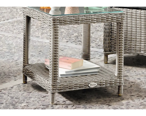 Gartentisch aus Rattan mit Glasplatte und Ablage