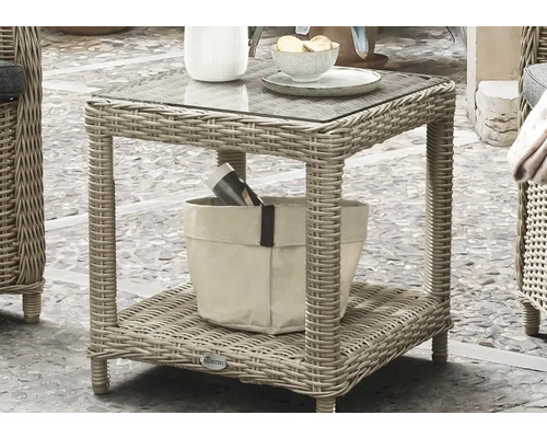 Gartentisch aus Rattan mit Glasplatte und Ablagefläche