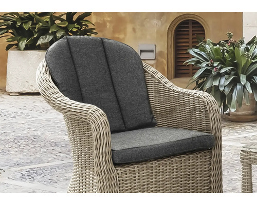 Geflochtener Sessel mit grauen Kissen für den Außenbereich