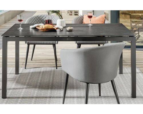 Table à manger avec chaises sur une terrasse