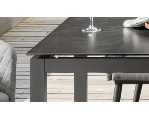 Vue détaillée d''une table de salle à manger avec plateau foncé et chaise