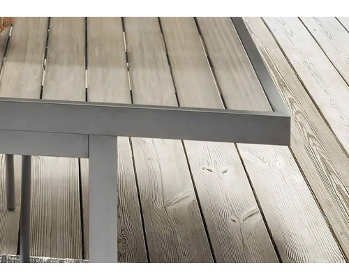 Vue détaillée d''une table de jardin avec un plateau à lattes en bois et un cadre en métal