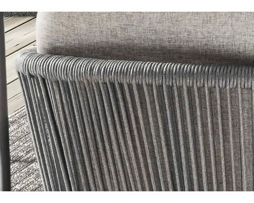 Gros plan d''un fauteuil de jardin avec cordage et coussin