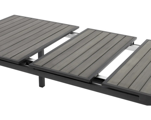 Vue détaillée d''une table de jardin extensible avec des lattes en bois