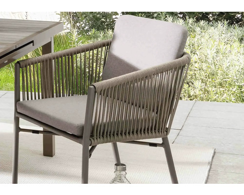 Gartenstuhl mit Armlehnen, Seilbespannung und Sitzkissen