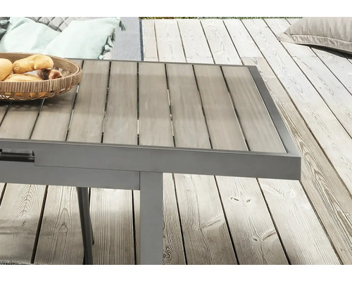 Gros plan sur une table de jardin avec des planches en bois et un cadre en métal.