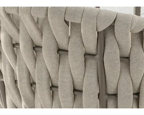 Vue détaillée d''un meuble de jardin tressé avec une bande textile