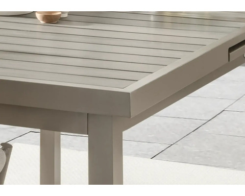 Vue détaillée d''une table de jardin avec plateau à lattes et structure métallique.