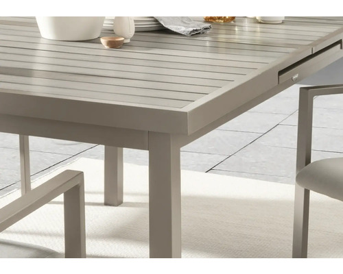 Vue détaillée d''une table de jardin avec fonction d''extension.