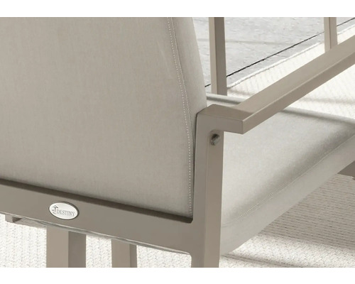 Vue détaillée d''une chaise de jardin avec revêtement en tissu et logo Destiny