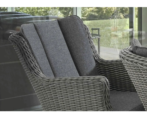 Vue détaillée d''un fauteuil en rotin avec rembourrage