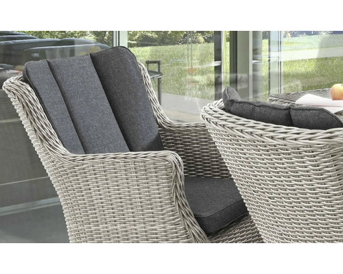 Gros plan sur deux fauteuils en rotin avec coussins gris pour l''extérieur