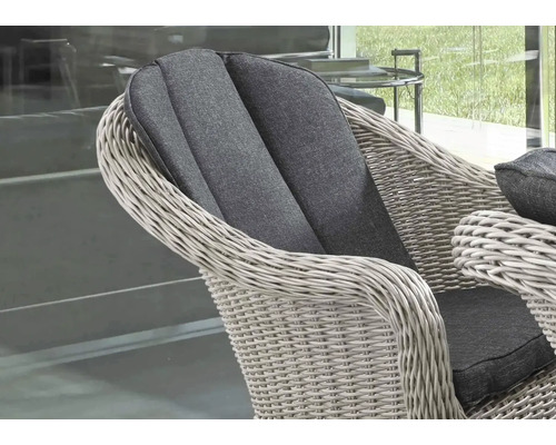 Vue détaillée d''un fauteuil de jardin en rotin avec coussin d''assise