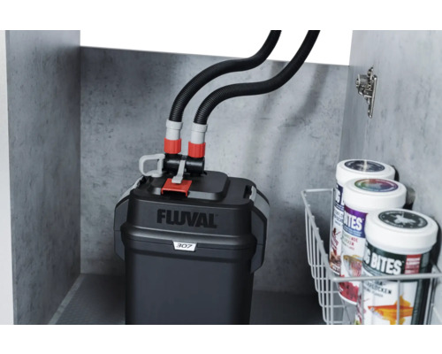 Filtre extérieur Fluval 307 dans un meuble bas avec nourriture pour aquarium