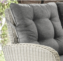 Gros plan d''un coussin de mobilier de jardin avec cadre en rotin