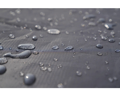 Nahaufnahme von Wassertropfen auf wasserabweisendem Stoff
