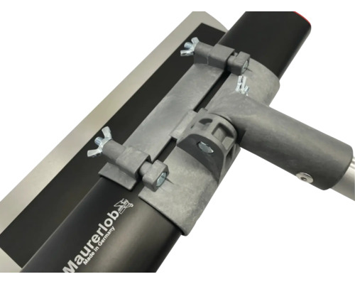 Gros plan d''une truelle à lisser avec rallonge de manche pour travaux de plâtrage