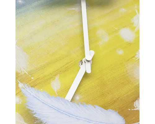 Detailaufnahme einer Wanduhr mit Federdesign und weißen Zeigern.