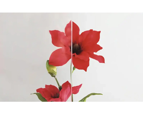 Kunstblume mit roten Blüten