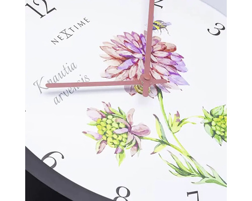 Detailansicht einer Wanduhr mit Blumenmuster und Zeitanzeige