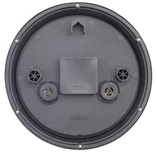 Arrière d''une horloge ronde avec compartiment à piles et dispositif de suspension.