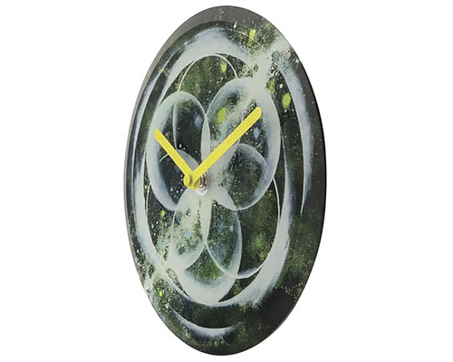 Horloge murale décorative avec des éléments de design abstraits et des aiguilles jaunes.