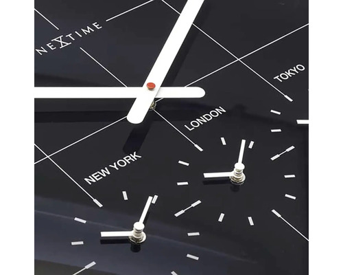 Gros plan d''une horloge mondiale Nextime avec les noms des villes