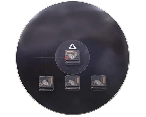 Dos d''une horloge murale ronde avec plusieurs mécanismes