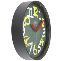 Horloge murale avec design tableau noir et chiffres