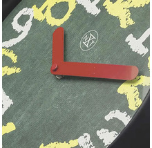 Vue détaillée d''une horloge murale avec motif de chiffres et aiguilles