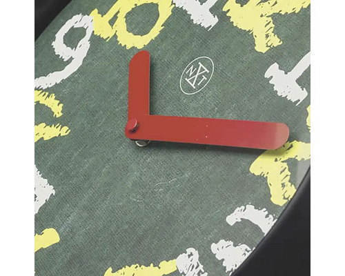 Vue détaillée d''une horloge murale avec motif de chiffres et aiguilles