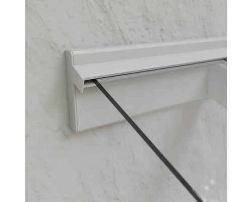 Detail einer Duschkabine mit weißem Rahmen und Glaswand
