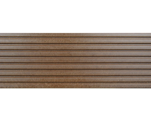 Gros plan de lames de terrasse en matériau composite bois