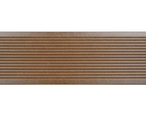 Lame de terrasse brune avec surface rainurée