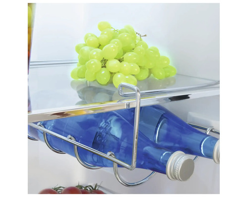 Kühlschrankinnere mit Flaschenhalter, Getränkeflaschen und Trauben