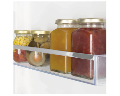 Glasbehälter mit Lebensmitteln im Kühlschrankregal