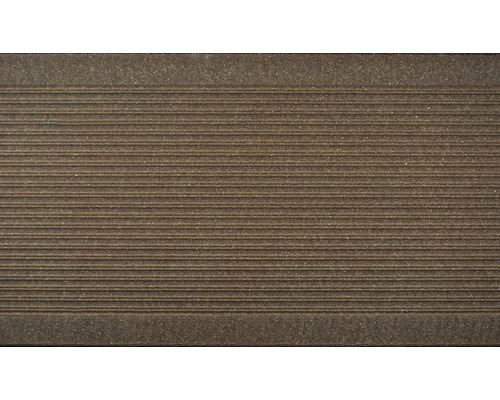 Terrassendiele aus Holz mit geriffelter Oberfläche