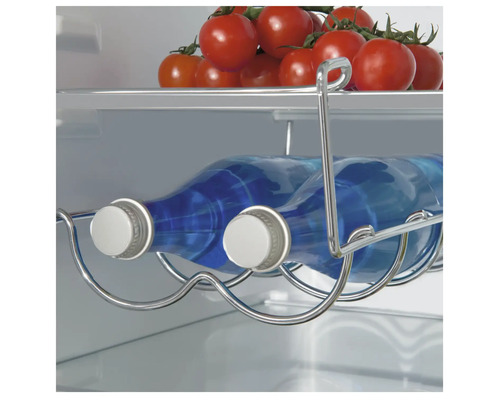 Étagère à bouteilles dans un réfrigérateur avec des bouteilles d''eau et des tomates