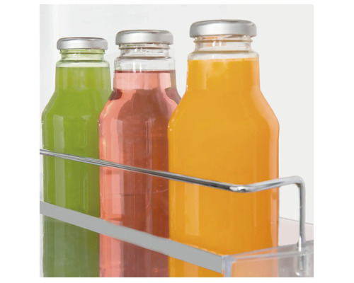 Trois bouteilles en verre avec des boissons sur l''étagère