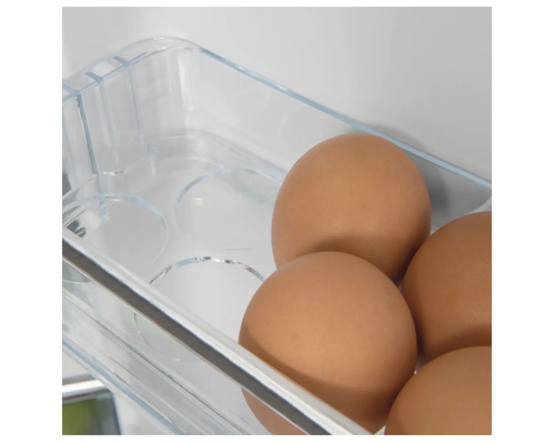 Oeufs dans un récipient à œufs transparent dans le réfrigérateur