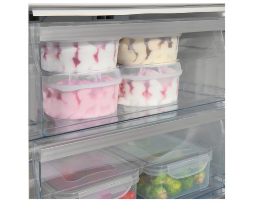 Boîtes de stockage remplies sur l''étagère du réfrigérateur