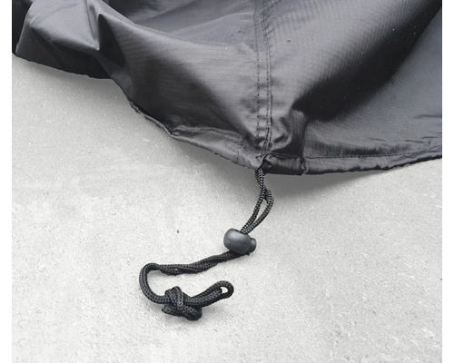 Detailaufnahme einer schwarzen Schutzhülle mit Kordelzug