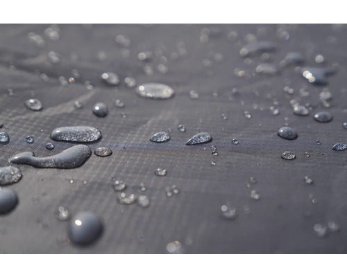 Nahaufnahme von Wassertropfen auf wasserabweisendem Stoff
