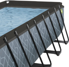 Vue détaillée d''une piscine hors sol rectangulaire avec cadre en acier et surface de l''eau