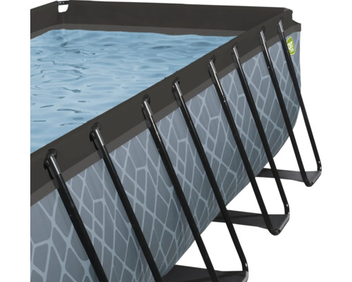 Vue détaillée d''une piscine hors sol rectangulaire avec cadre en acier et surface de l''eau